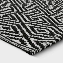 Reversible Diamond Indoor/Outdoor Rug - Room Essentials™